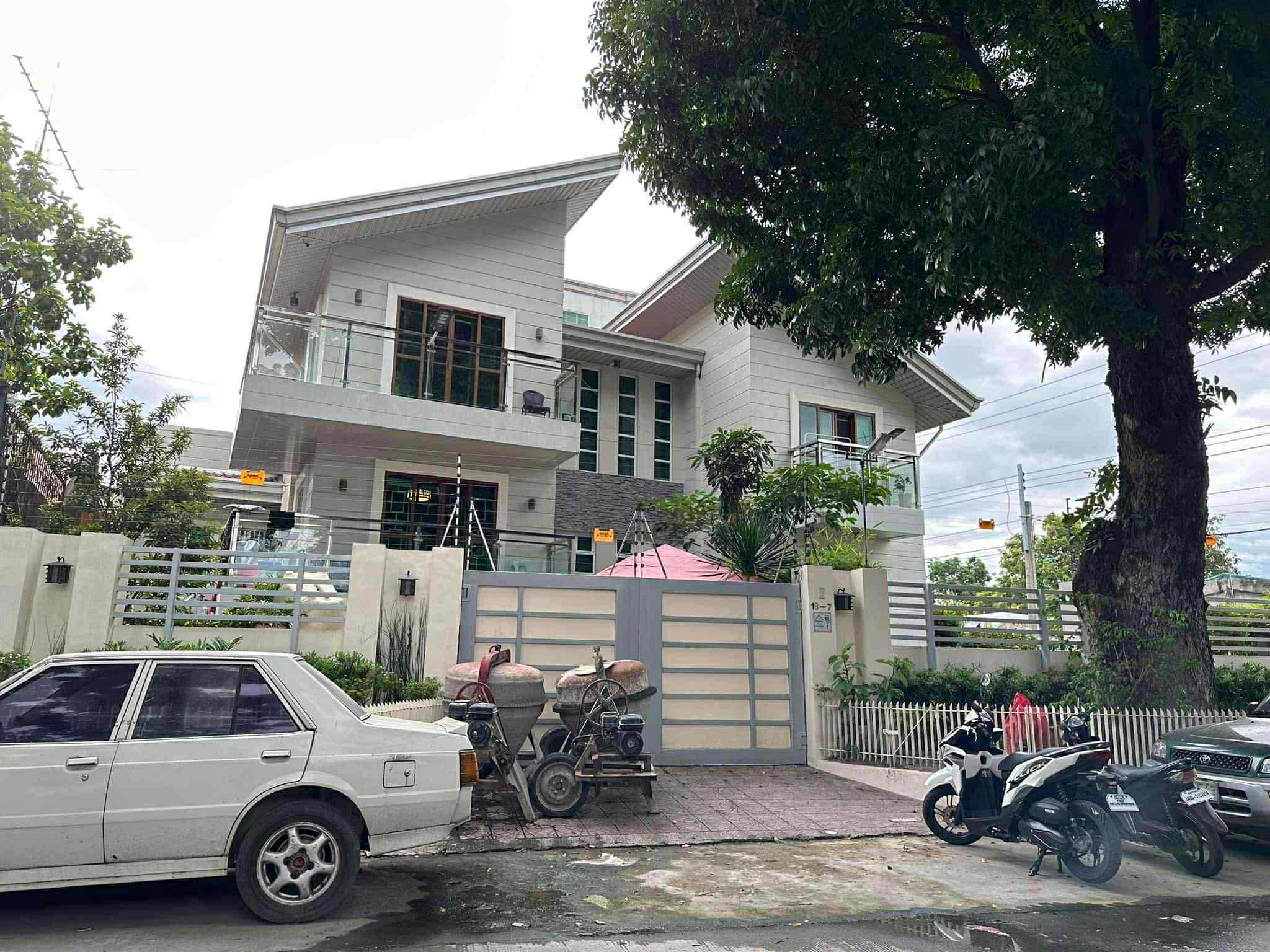 CORNER LOT HOUSE FOR SALE NEAR ROCKWELL