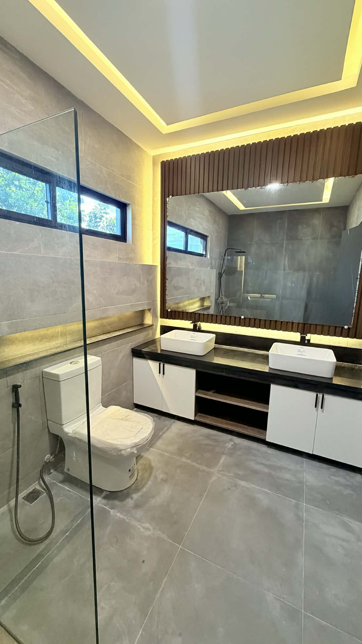 Clark Manor Listing photo 2