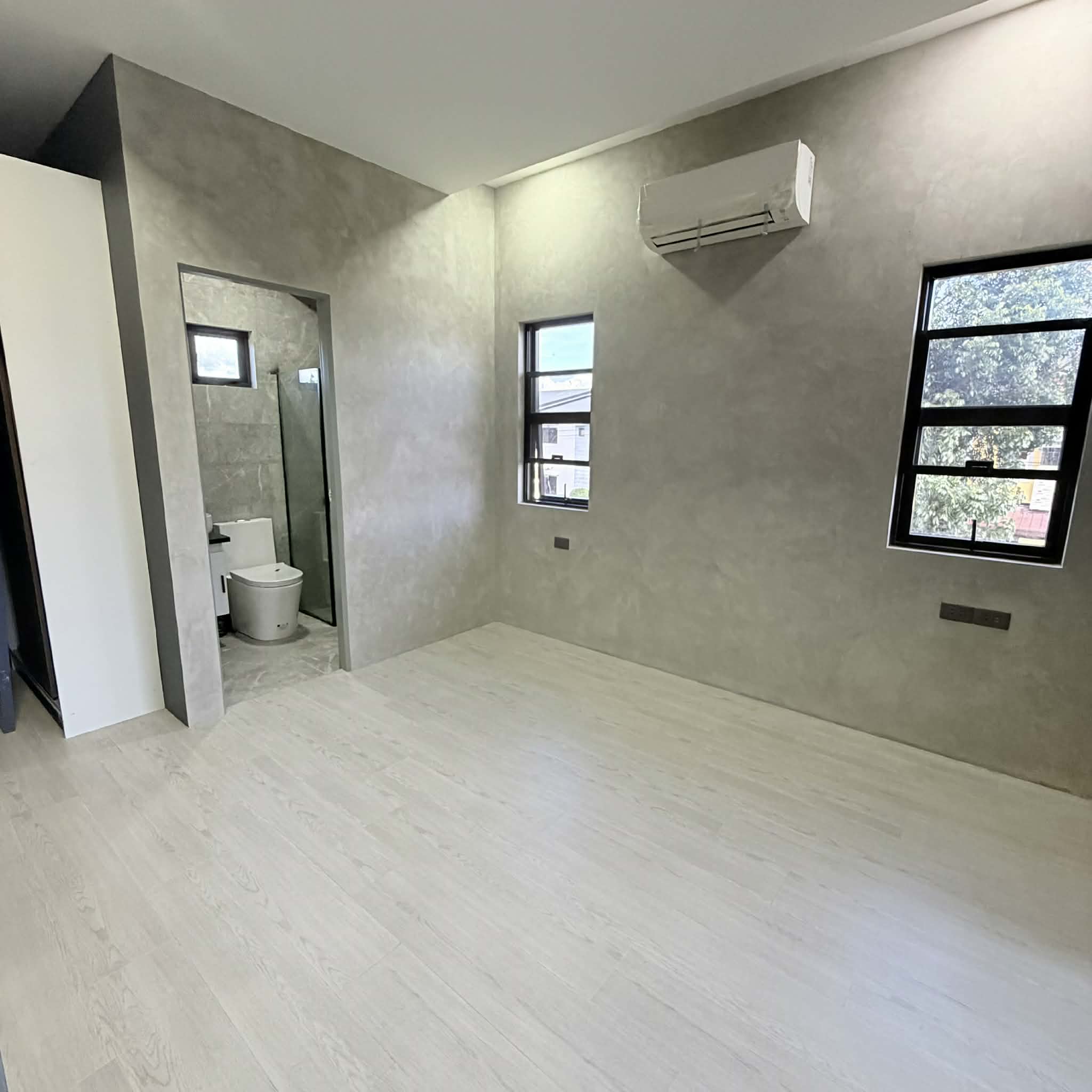 Clark Manor Listing photo 3