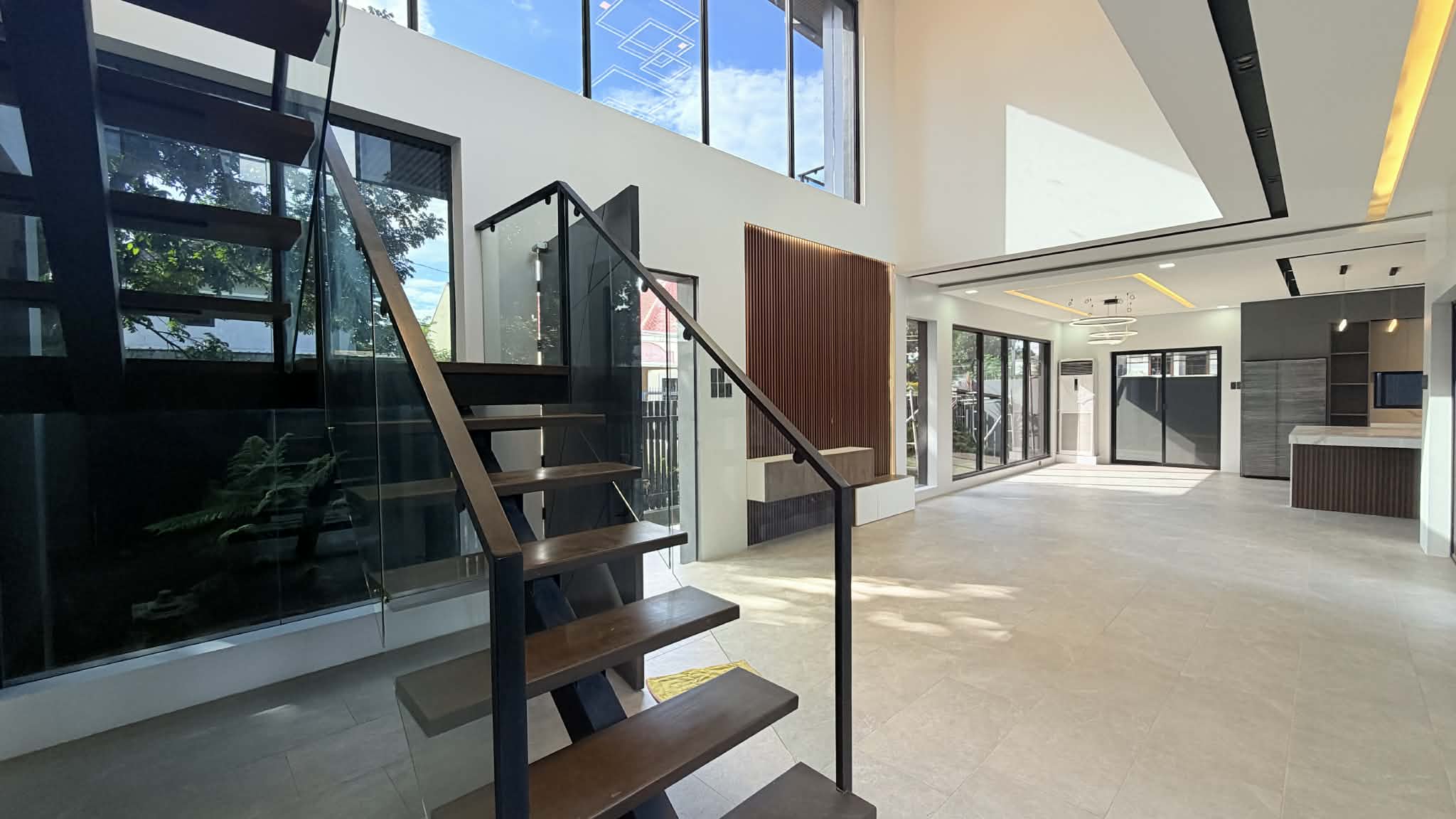 Clark Manor Listing photo 8