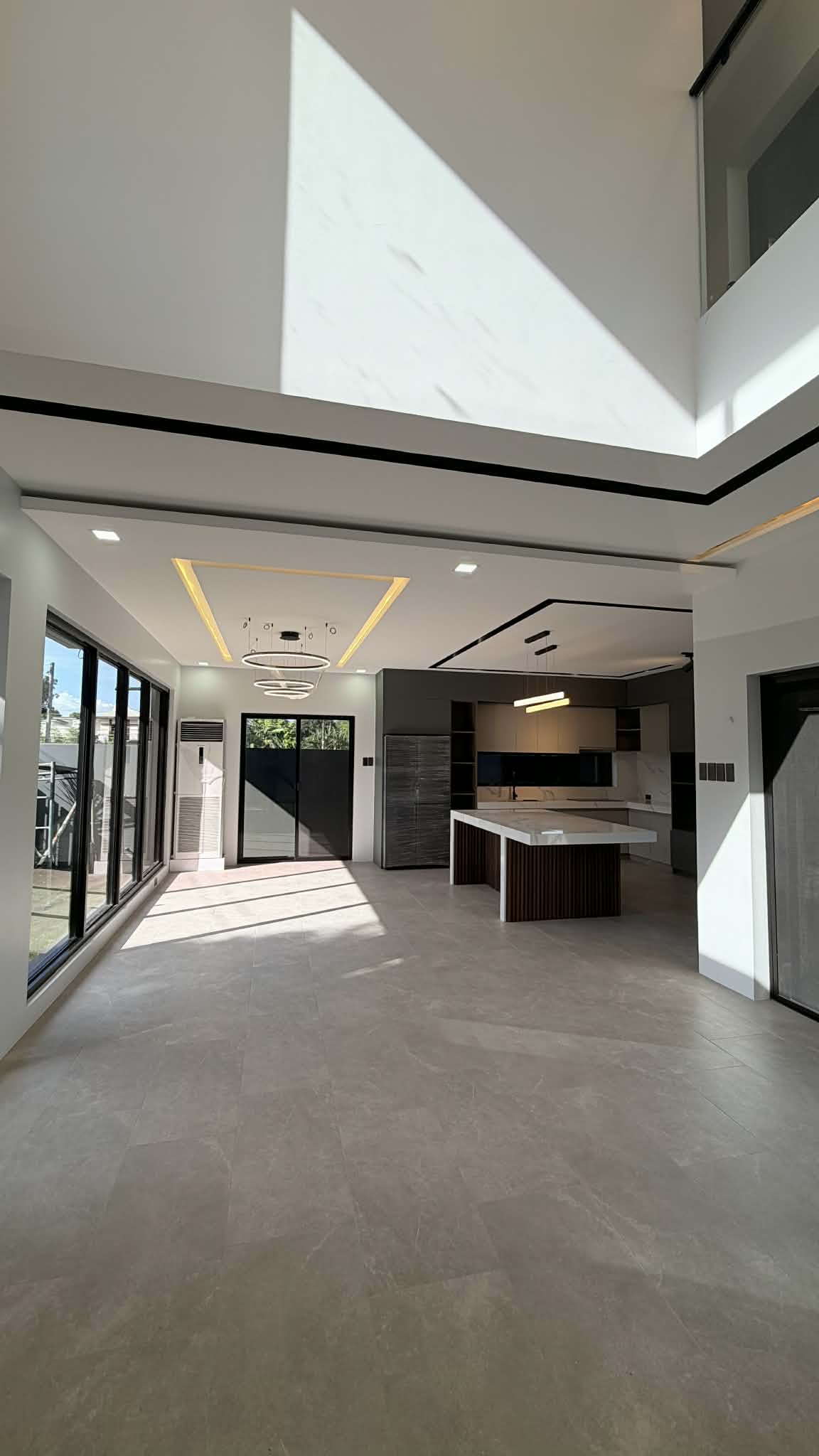 Clark Manor Listing photo 9